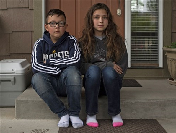 Hai học sinh Paul và Angelica tận dụng thứ Hai hàng tuần để hoạt động tình nguyện ở công viên địa phương.