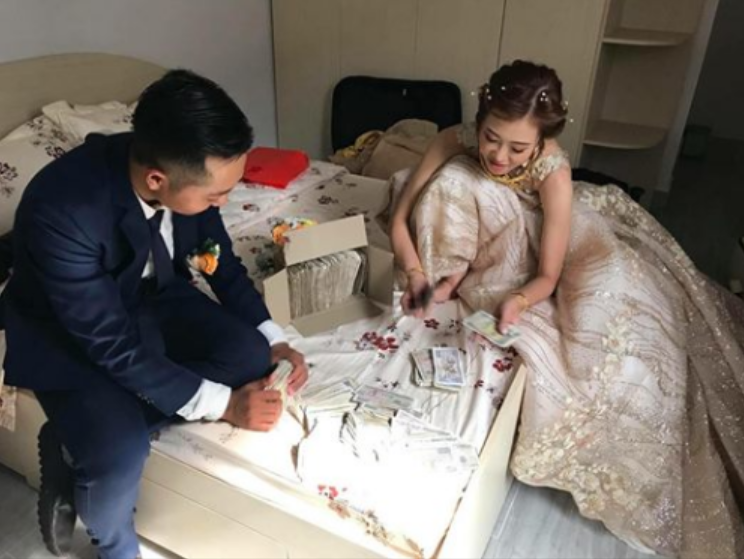 Cô dâu chú rể say sưa đếm tiền lẻ mừng cưới của hội bạn thân. Cô dâu chú rể say sưa đếm tiền lẻ mừng cưới của hội bạn thân.