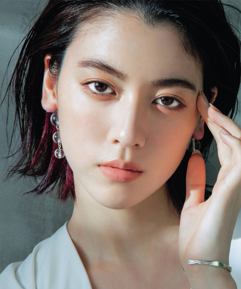 Hiện tại Ayaka Miyoshi là người mẫu và diễn viên trẻ. Cô thường tham gia một số vai phụ trong các phim như 