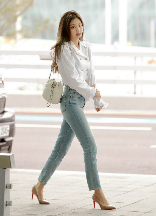 ... Jennie còn rất ưa chuộng những item thanh lịch. Diện mạo này của nữ ca sĩ khiến cô được ví là 