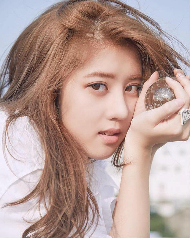 Ngoài tài năng ca hát, diễn xuất, mỹ nhân 19 tuổi này còn cộng tác với họa sĩ nổi tiếng Wu Qiang và thực hiện hàng loạt tác phẩm nghệ thuật trị giá hàng chục ngàn đô la.