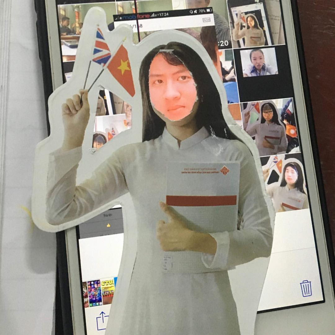 Có lớp còn bá đạo hơn, thay mặt của chị gái thành mặt của các thành viên trong lớp