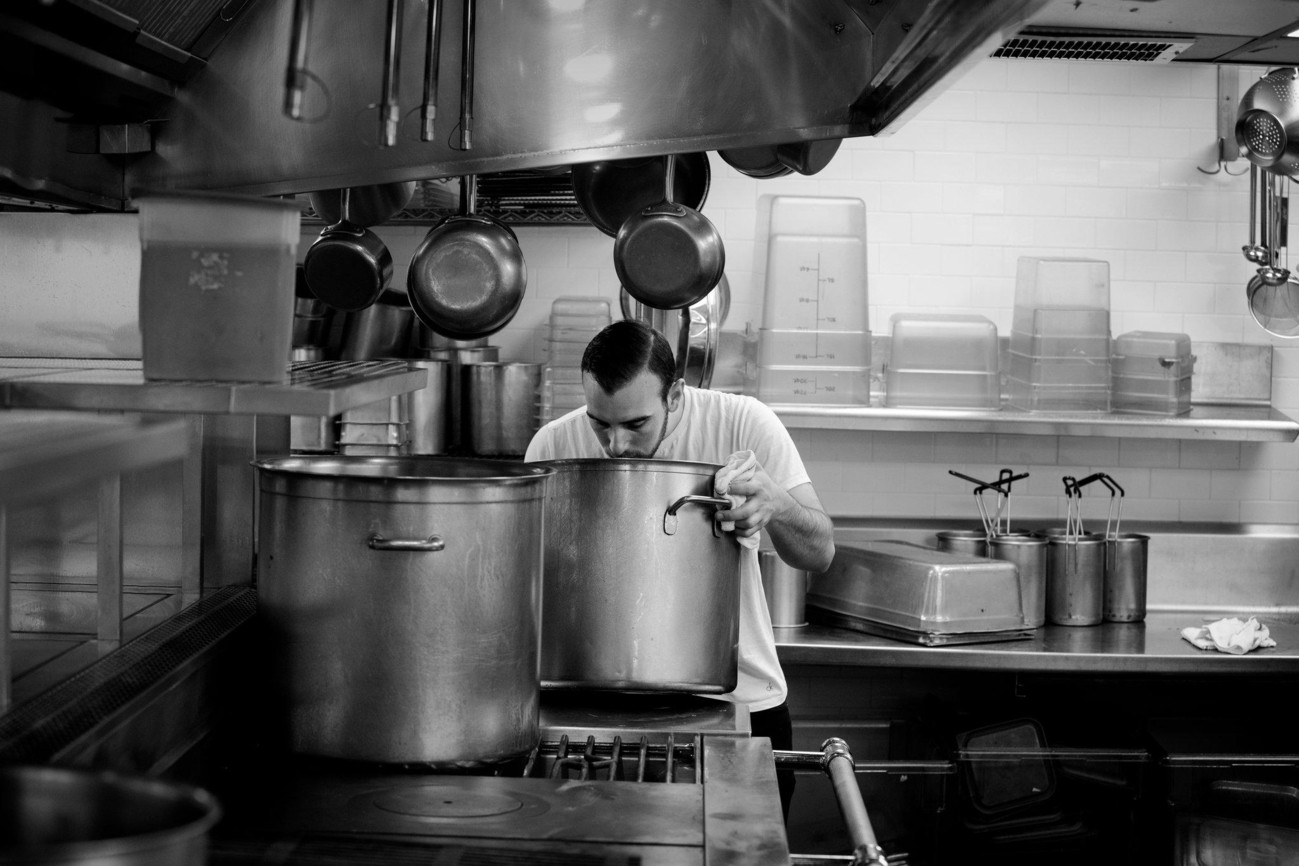 Sau cánh cửa nhà bếp của nhà hàng: Hậu trường buổi diễn của những "nghệ sĩ" không tên ảnh 5 Sau cánh cửa nhà bếp của nhà hàng: Hậu trường buổi diễn của những "nghệ sĩ" không tên ảnh 5