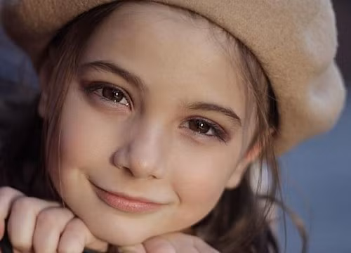 Cô bé có khuôn mặt rất đáng yêu.