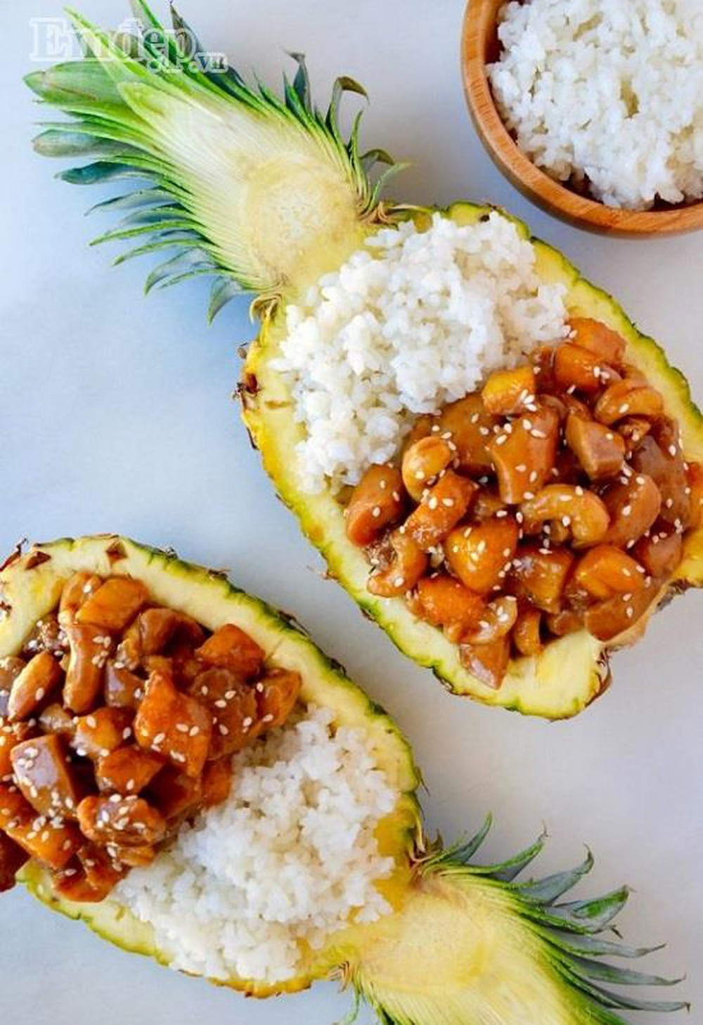 Hương thơm của dứa thấm vào từng hạt cơm thớ thịt trong cơm gà trái dứa