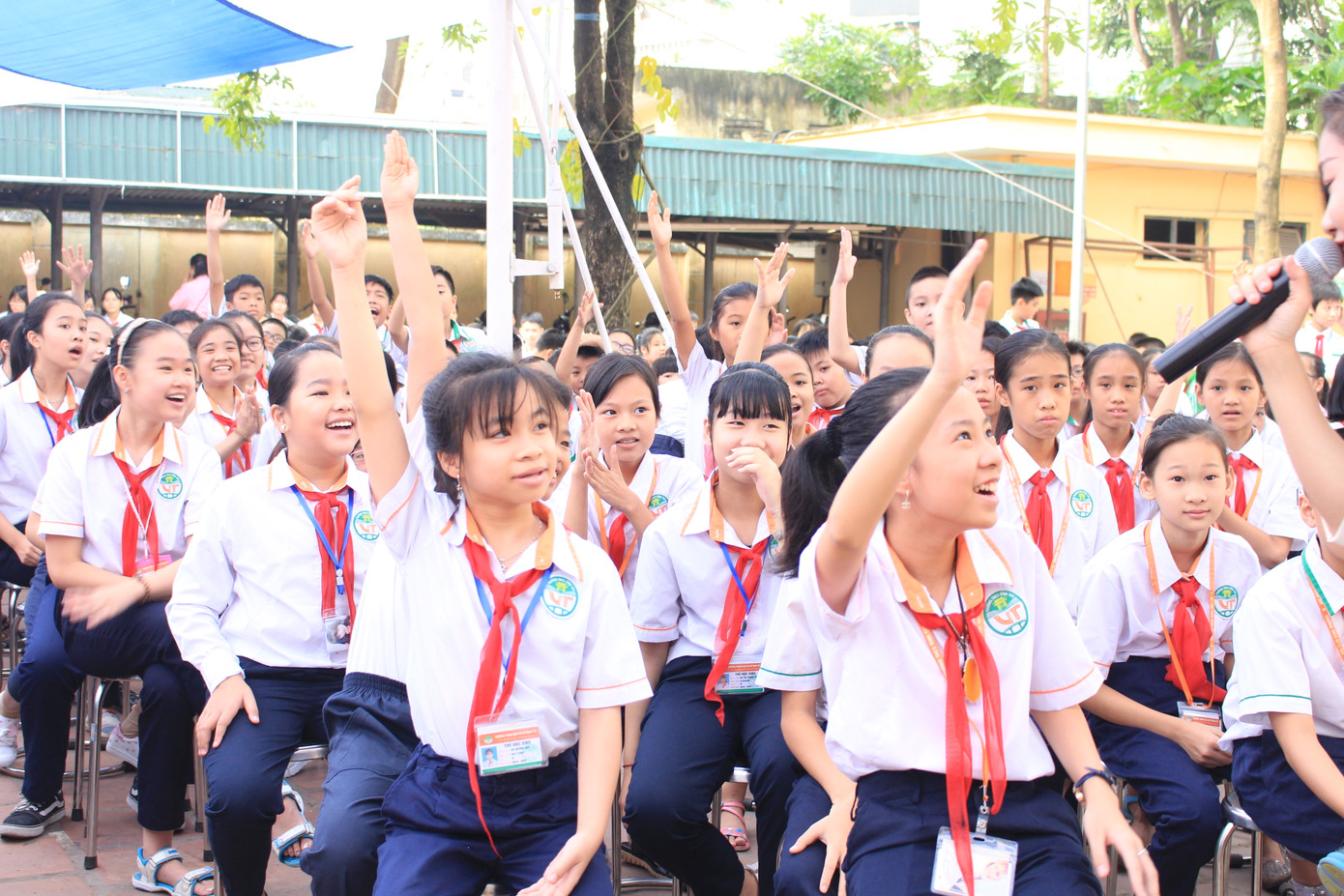 Chương trình nhận được nhiều tình cảm của các bạn học sinh trường THCS Vĩnh Tuy.