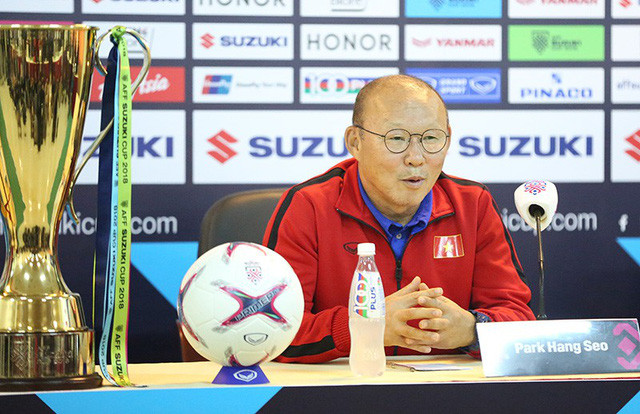 Chiến lược gia người Hàn Quốc thẳng thắn mong muốn sẽ nâng cao cúp vô địch cùng tuyển Việt Nam.