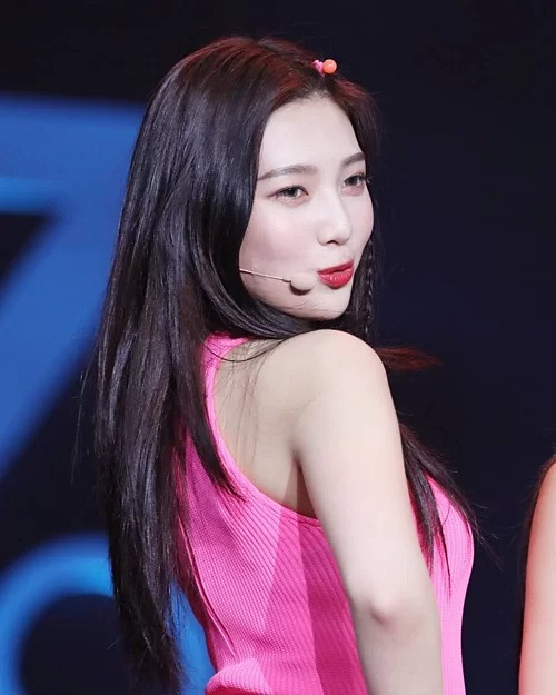 Không nằm ngoài danh sách các idol mặc đẹp, Joy (Red Velvet) tinh ý chọn chiếc áo lót có dây 