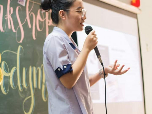 Bạn ấy đang thuyết trình đấy