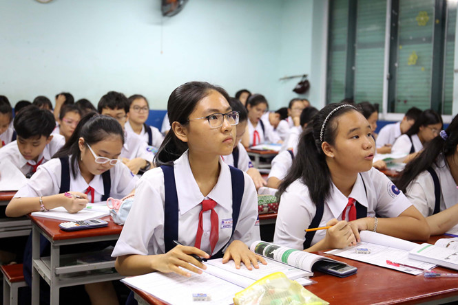Chính phủ thống nhất chủ trương thực hiện chính sách miễn học phí đối với học sinh THCS công lập và hỗ trợ đóng học phí với HS tư thục nhưng theo lộ trình. ẢNH: NGỌC DƯƠNG.