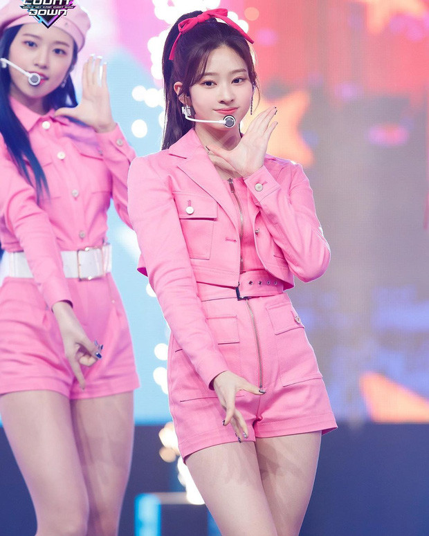 Minju (IZ*ONE) ngọt ngào như một viên kẹo với set đồ màu hồng đi kèm với dây nơ xinh xắn hồng đậm.