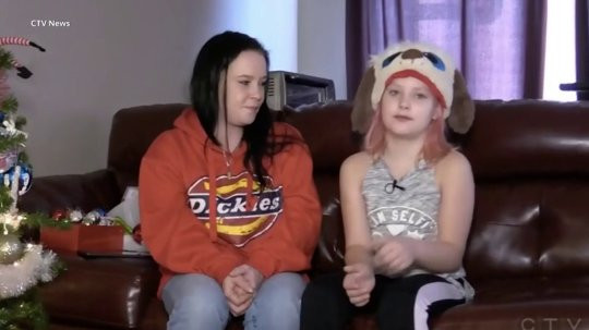 Jacqueline đang kể lại câu chuyện đi lạc của chú mèo Baloo trên CTV News.