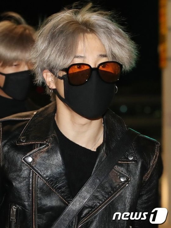 Kiểu tóc như chim sẻ ướt mưa xòe ra mọi hướng của Jimin khiến fan bật cười.