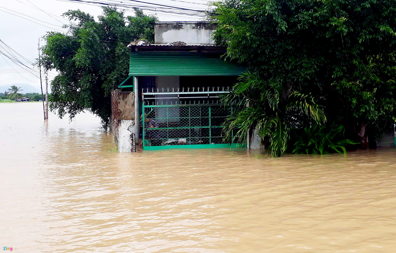 Nhà dân bị ngập sâu hơn 1 m ở huyện Cam Lâm (TP Cam Ranh).