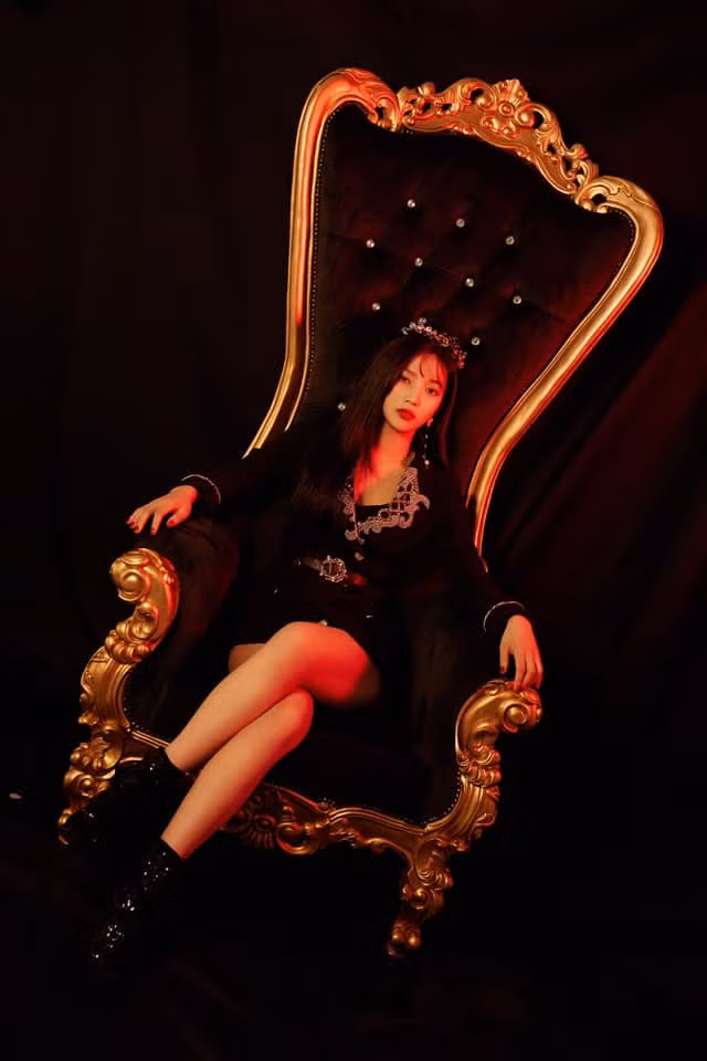 Joy vô cùng "quyền lực" khi ngồi trên "ngai vàng".