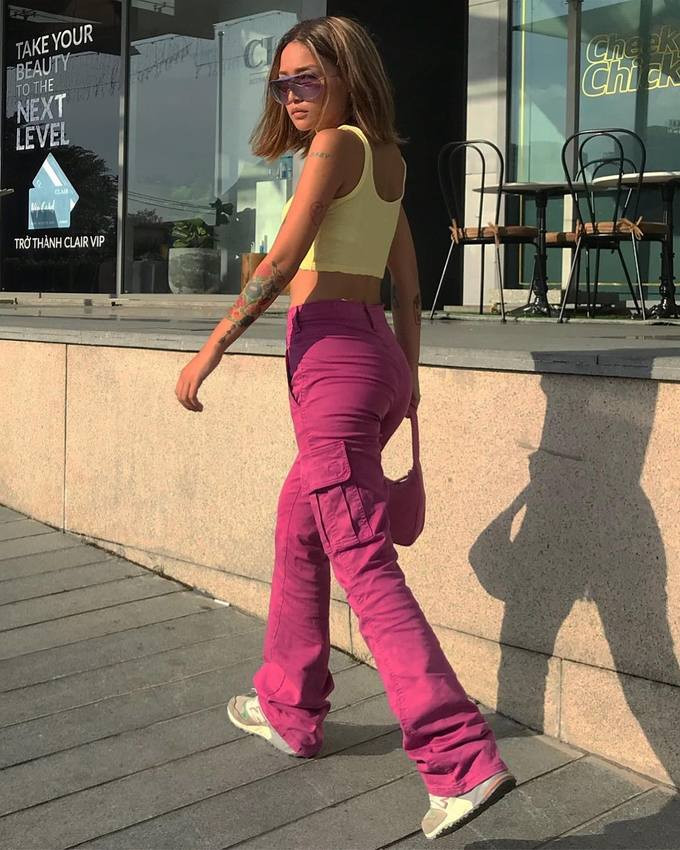 Nàng nào thích ngắm gái xinh với làn da nâu chuẩn Âu Mỹ thì nhất định phải ghé Instagram của Louis Hà nhé. Phong cách “tây tây”, chả lẫn với ai của fashionista được nhiều bạn trẻ yêu mến.