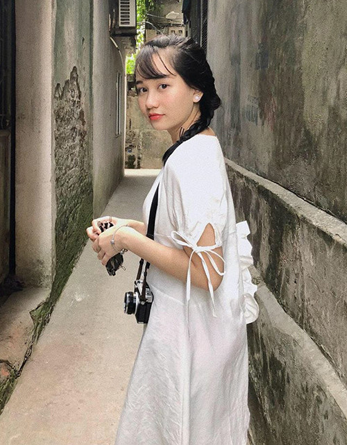 Trúc Anh có niềm đam mê với váy chất liệu thô, lanh nhẹ nhàng, hoặc chất liệu voan bay bổng, phù hợp với vẻ đẹp 