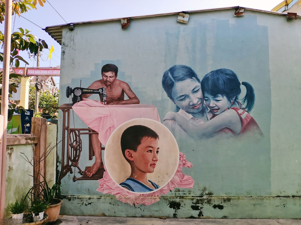 Khung cảnh làng quê được họa lại theo ý muốn của các gia đình, một số gia đình sẽ họa theo nghề truyền thống của họ như may, vá lưới,...