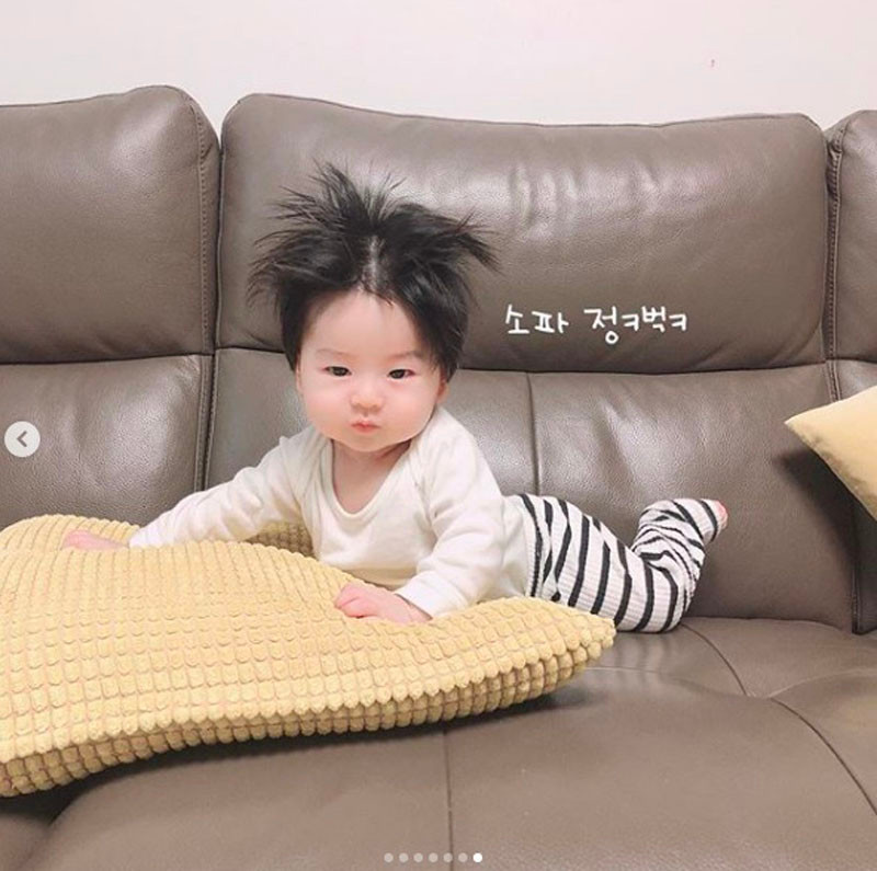 Cậu bé Hàn Quốc "đốn tim" dân mạng vì mái tóc chôm chôm quá đáng yêu ảnh 4