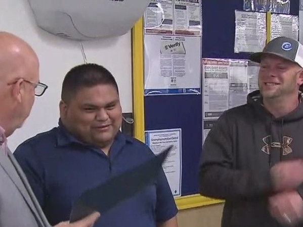 John còn nhận được giấy khen ngợi của siêu thị và của Thị trưởng vì hành động tử tế của mình.