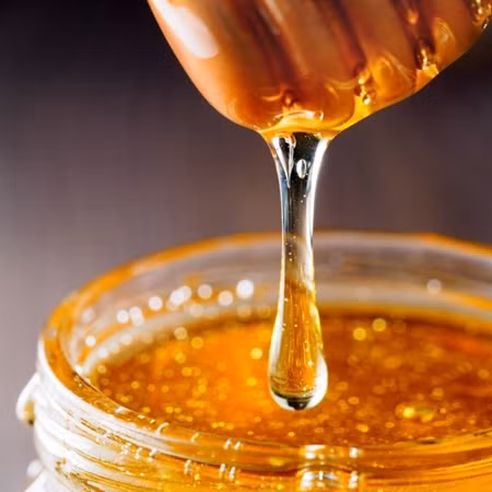 Ở Việt Nam cũng đã có luật cấm lấy mật ong rừng.