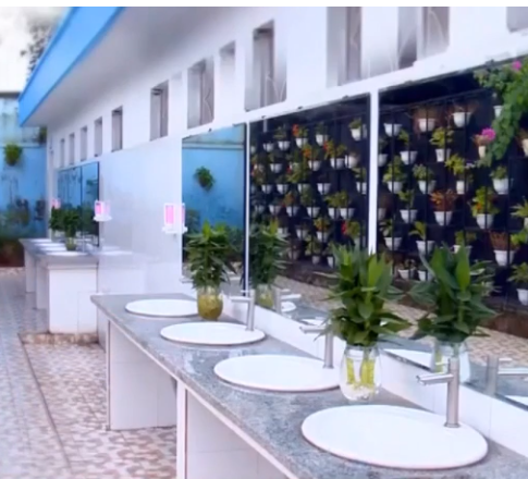 Chiêm ngưỡng WC trường học ở Quảng Ninh "đẹp và sang" chẳng thua khách sạn 5 sao ảnh 1