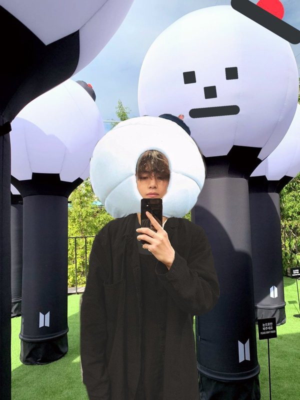 Đạt tiêu chuẩn chưa nào? Cả trang phục lẫn phông nền đều hô biết thành lightstick của BTS luôn.