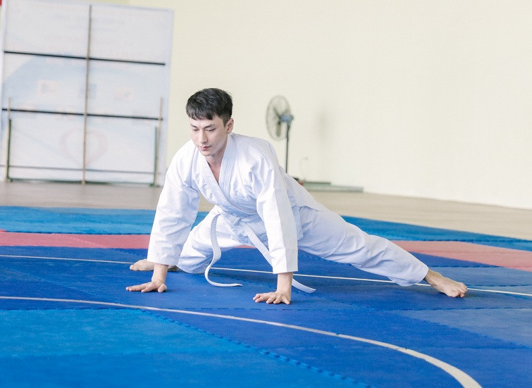 Isaac thử thách bản thân với vai diễn vận động viên Judo khiếm thị trong phim mới ảnh 2