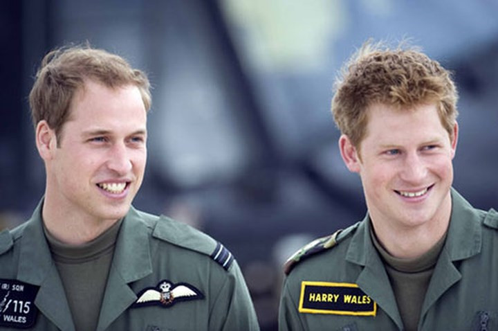 Sau khi tốt nghiệp tại Sandhurst, William tham gia khóa huấn luyện phi công cùng em trai.