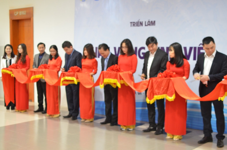 Lễ cắt băng khai mạc triển lãm "Khát vọng sinh viên" do các đồng chí cán bộ TW Đoàn chủ trì.