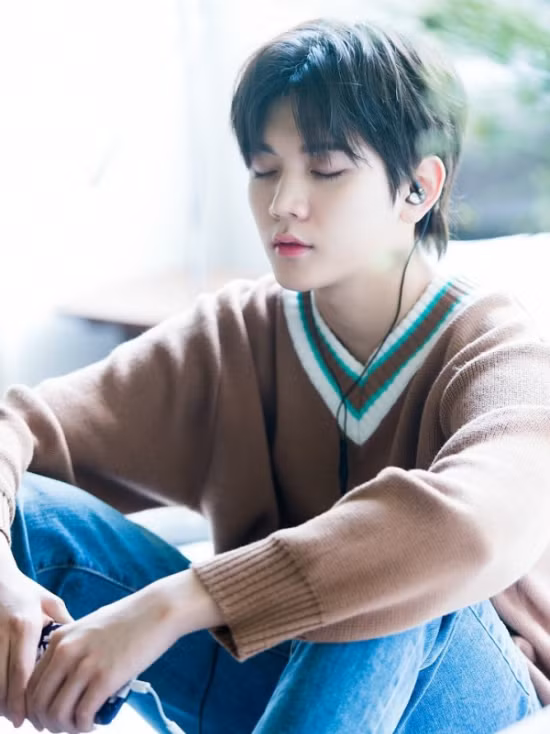 Mỹ nam Ren đã 'hồi sinh'' danh tiếng thành công sau chương trình Produce 101. Thành viên đẹp trai nhất nhì NU'EST liên tiếp gây sốt nhờ ngoại hình đẹp không góc chết và nụ cười tỏa nắng.