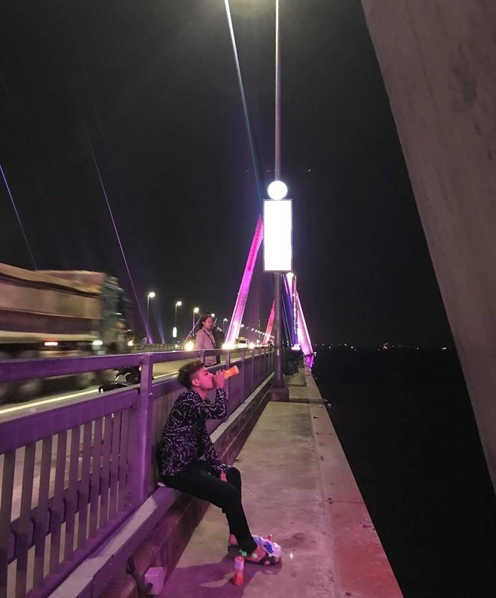 Thanh niên thất tình một mình ra thành cầu uống nước ngọt. Thanh niên thất tình một mình ra thành cầu uống nước ngọt.