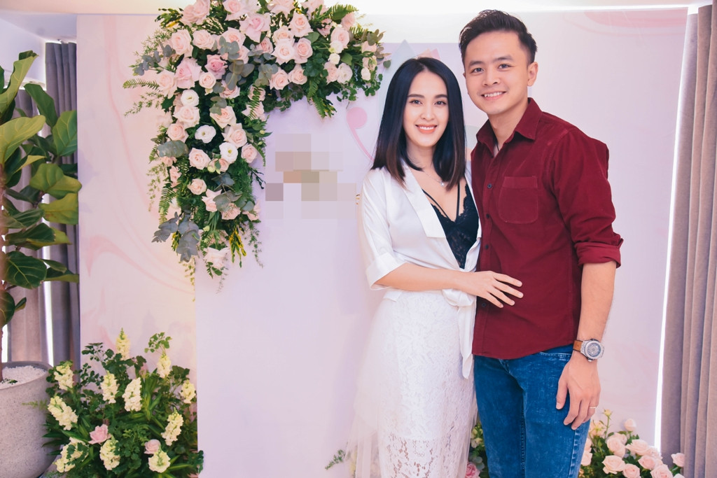 Trong ngày lên chức bà chủ của Tú Vi còn có sự xuất hiện của ông xã Văn Anh.