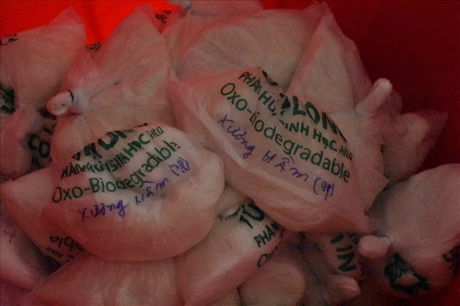 Những gói gia vị có màu vàng được đóng trong các túi ni lông nhỏ và được ghi là “xương hầm”.