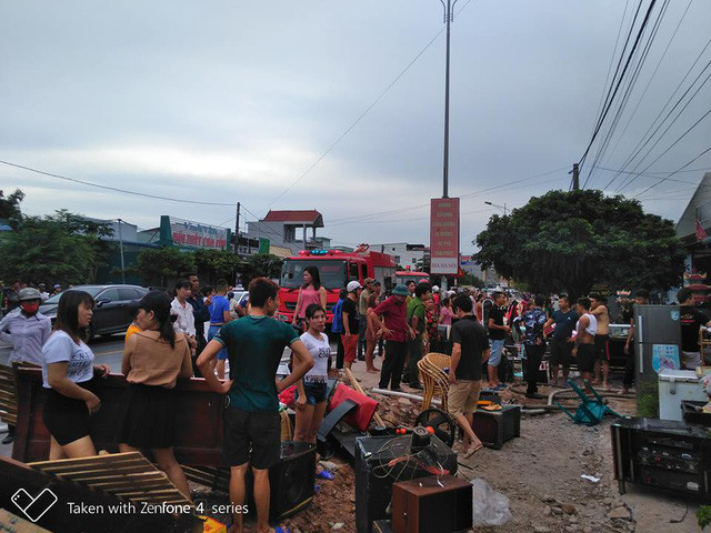 Khách hát tháo chạy, đồ đạc bên trong được khuân ra ngoài vứt ngổn ngang. (Ảnh: Hữu Việt)