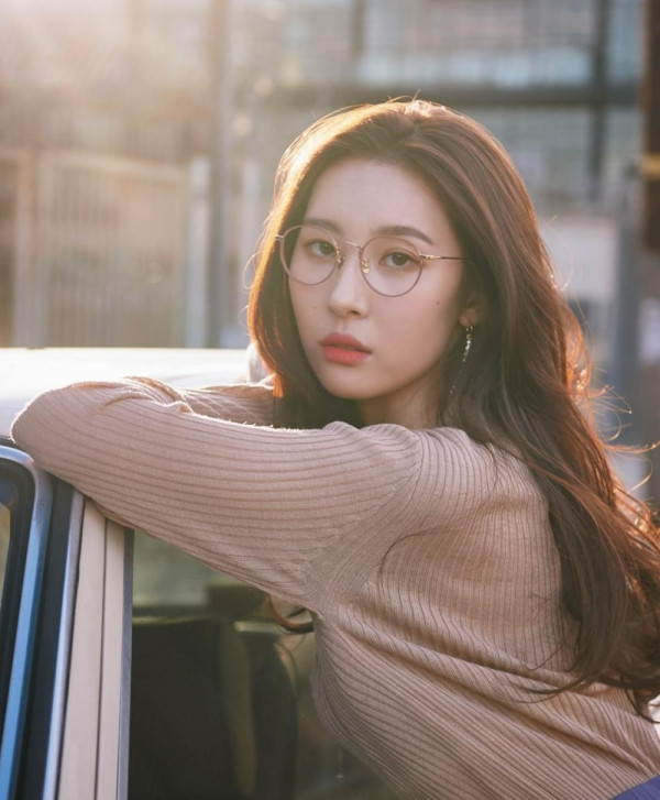 Vốn là thành viên cũ của Wonder Girls, một nhóm nhạc thế hệ thứ hai của K-Pop nên Sunmi hoàn toàn xứng danh tiền bối. Sunmi bằng tuổi với Hyuna, nhưng thực sự là nhìn trẻ hơn đồng nghiệp rất nhiều. Khối fan K-Pop không thể tin Sunmi đã 26 tuổi, mà vẫn đoán cô khoảng 22 mà thôi.