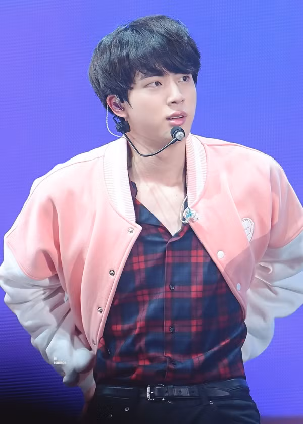 Vẫn biết Jin (BTS) sở hữu bờ vai Thái Bình Dương, chính xác thì nó lớn cỡ nào? ảnh 2