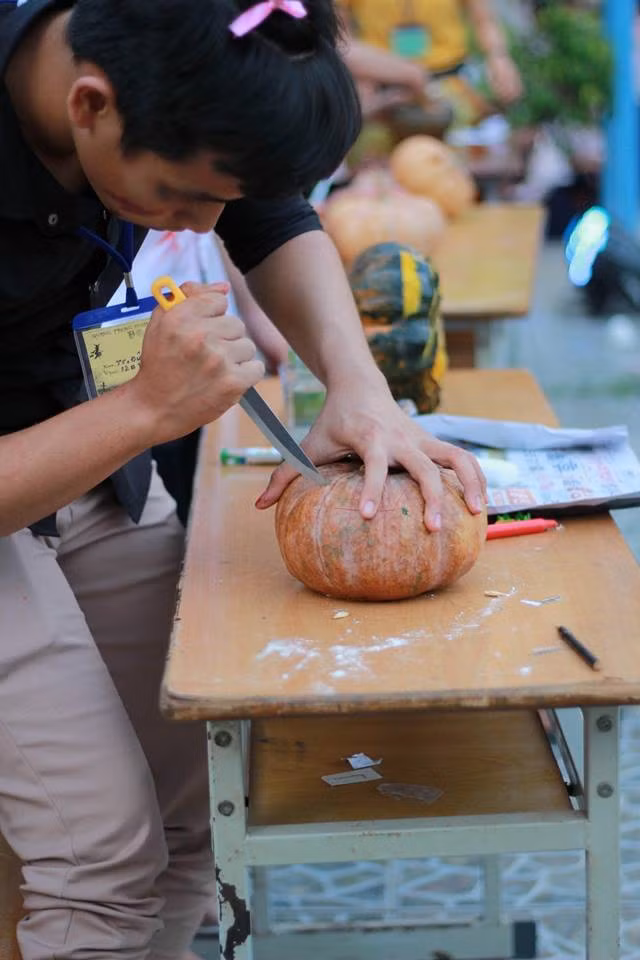 Cuộc thi khắc bí ngô cũng được teen hào hứng tham gia bên cạnh phần thi hóa trang mùa lễ hội.