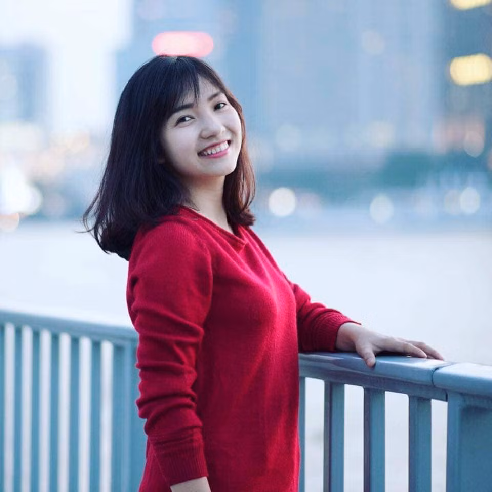 Nhiều người nhận xét cô gái có vẻ ngoài khá xinh đẹp và hiền lành.
