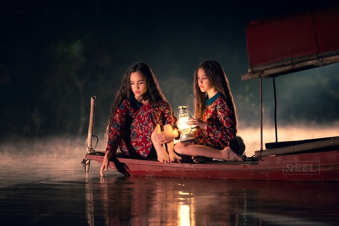 Sử dụng đèn chiếu sáng từ một chiếc thuyền khác, Triệu Vân đã tạo được hiệu ứng ánh sáng tuyệt vời kết hợp với làn sương mờ bốc lên từ mặt nước, khiến phong cảnh xung quanh 2 cô bé giống như trong truyện cổ tích.