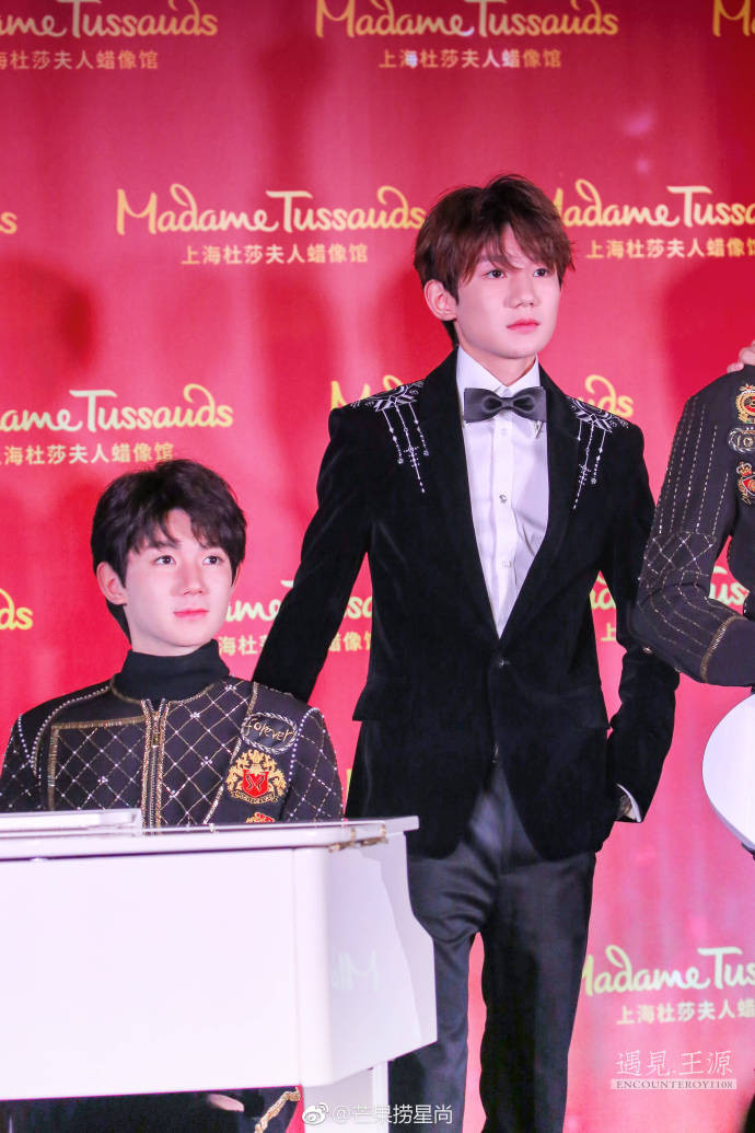 Vương Nguyên và tượng sáp ngồi bên cây đàn piano.