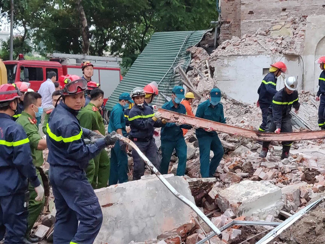 Lực lượng chức năng xử lý hiện trường vụ sập nhà.