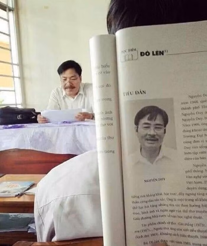 Thầy giáo cũng chịu “bắt trend” ấy chứ? Nhìn cứ tưởng đâu Nguyễn Duy.