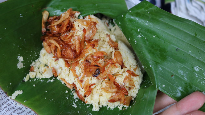 Để có gói xôi thơm ngon, bà Út phải dậy từ 2 giờ sáng để nấu.