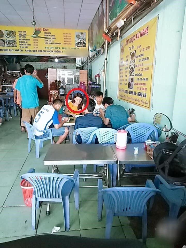 Những hình ảnh được chụp lại tại một quán ăn, cho thấy Văn Đức và Ngọc Nữ đã cùng đi dùng bữa.