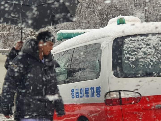 Hyun Bin co ro trong trời tuyết dày đặc khiến các fan lo lắng