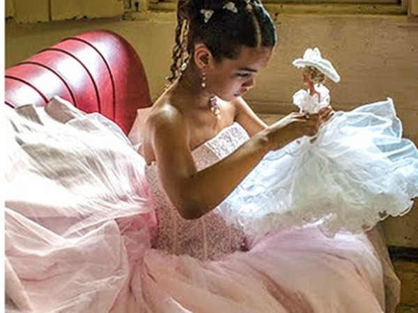 Sinh nhật lần thứ 15 luôn là một lễ kỷ niệm lớn đối với các cô gái. Đó là một nghi lễ biểu thị sự trở thành đàn bà. Khi bước sang tuổi 15, họ được phép đến các bữa tiệc dành cho người lớn, tẩy lông chân, mang giày cao gót, trang điểm và... nhướng lông mày.