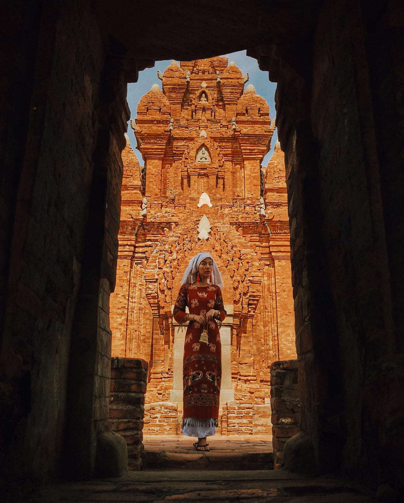 Quần thể tháp Chăm Pokrong Garai được chụp đối xứng đầy ấn tượng.