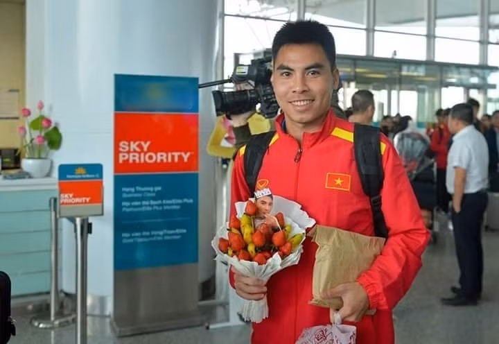 Đức Huy tươi rói bên bó bông hoa quả.