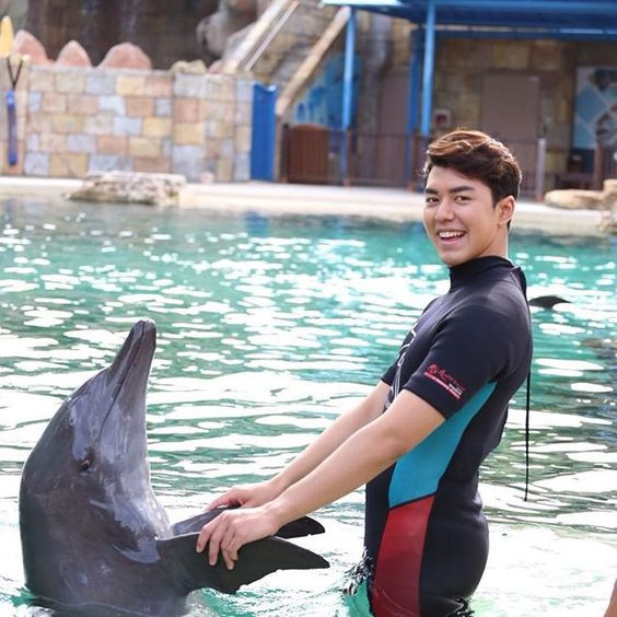 Act cool đứng hình mất 5 giây, nhìn Naphat Siangsomboon bên ngoài có lẽ ăn đứt mấy tấm hình đăng Instagram!